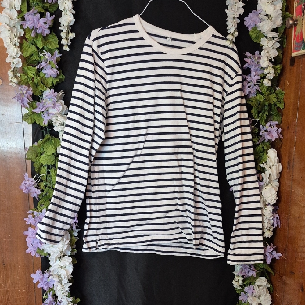 Uniqlo White and Black Striped Light Sweater